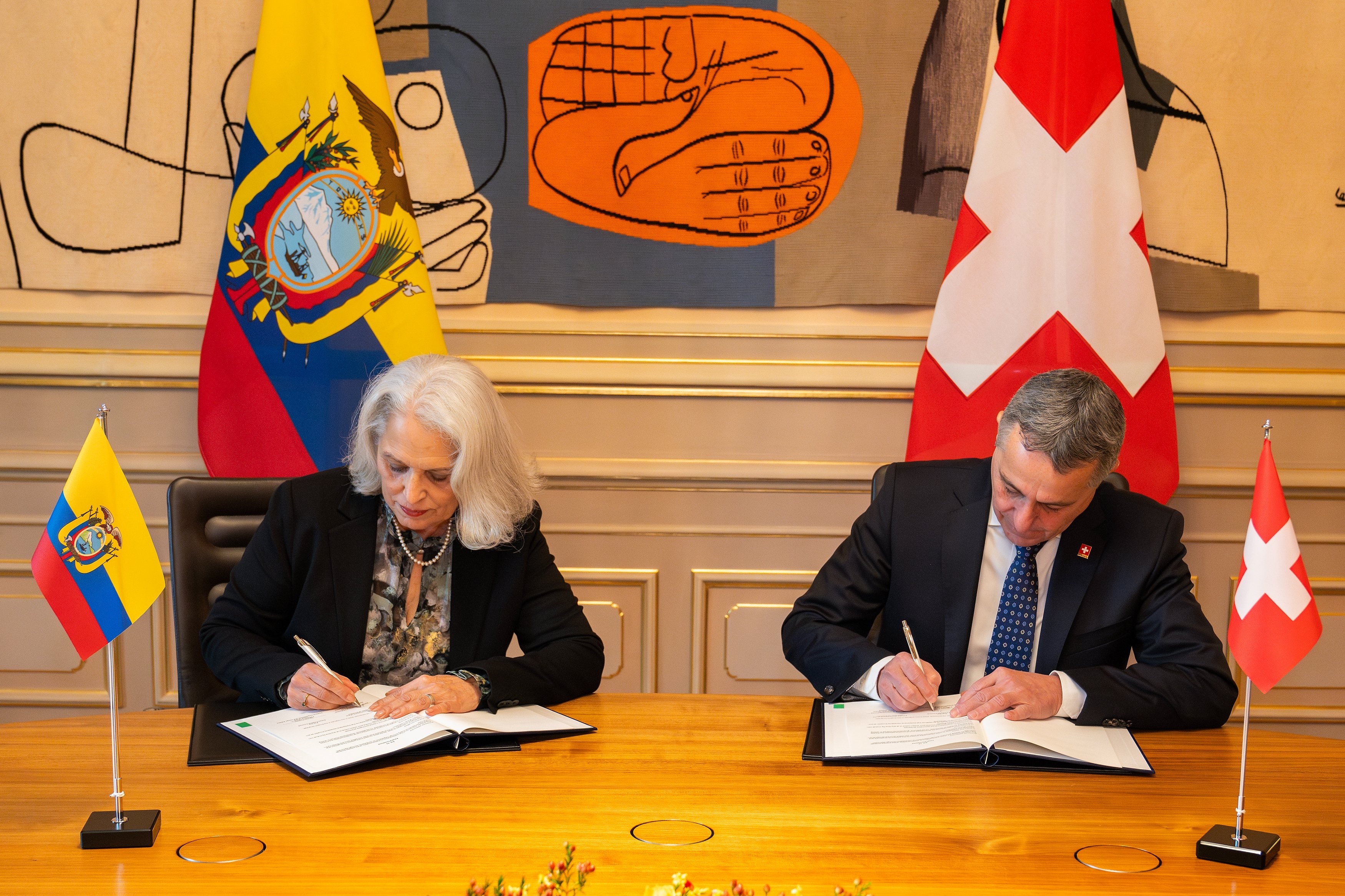 La embajadora de Ecuador en Suiza, Verónica Bustamante Ponce, y el ministro de Exteriores de Suiza, Ignazio Cassis