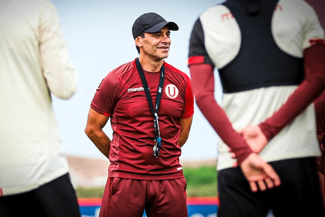 Fabián Bustos ha causado revuelo en el fútbol peruano al anunciar que renunciaría a la dirección técnica del equipo Universitario.
