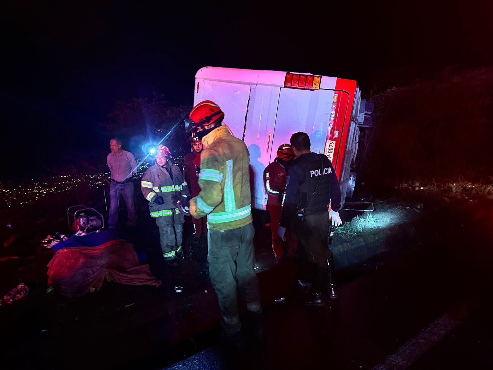 Accidente de bus deja 17 fallecidos y diez heridos en Loja