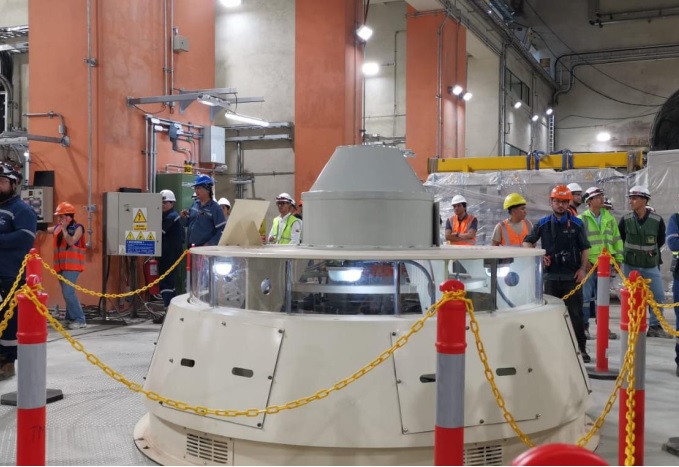 La mañana del 16 de diciembre de 2024, se encendió la primera turbina de la central hidroeléctrica Alluriquín, ubicada en el complejo Toachi Pilatón.