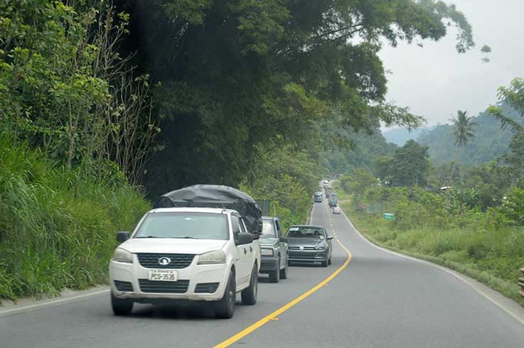 La vía Alóag-Santo Domingo, en el tramo correspondiente a la provincia Tsáchila, de 30 kilómetros, es aún de dos carriles.