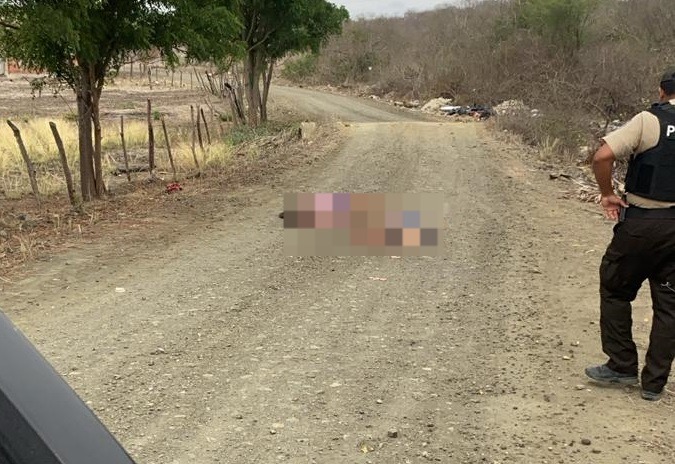 Los cadáveres de dos mujeres aparecieron en medio de una vía lastrada, en la parroquia La Pila, del cantón Montecristi.
