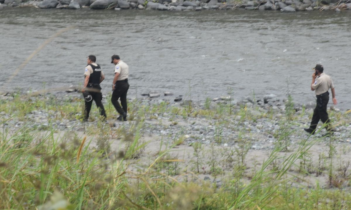 Tres piernas humanas flotaban en el río Toachi, Santo Domingo