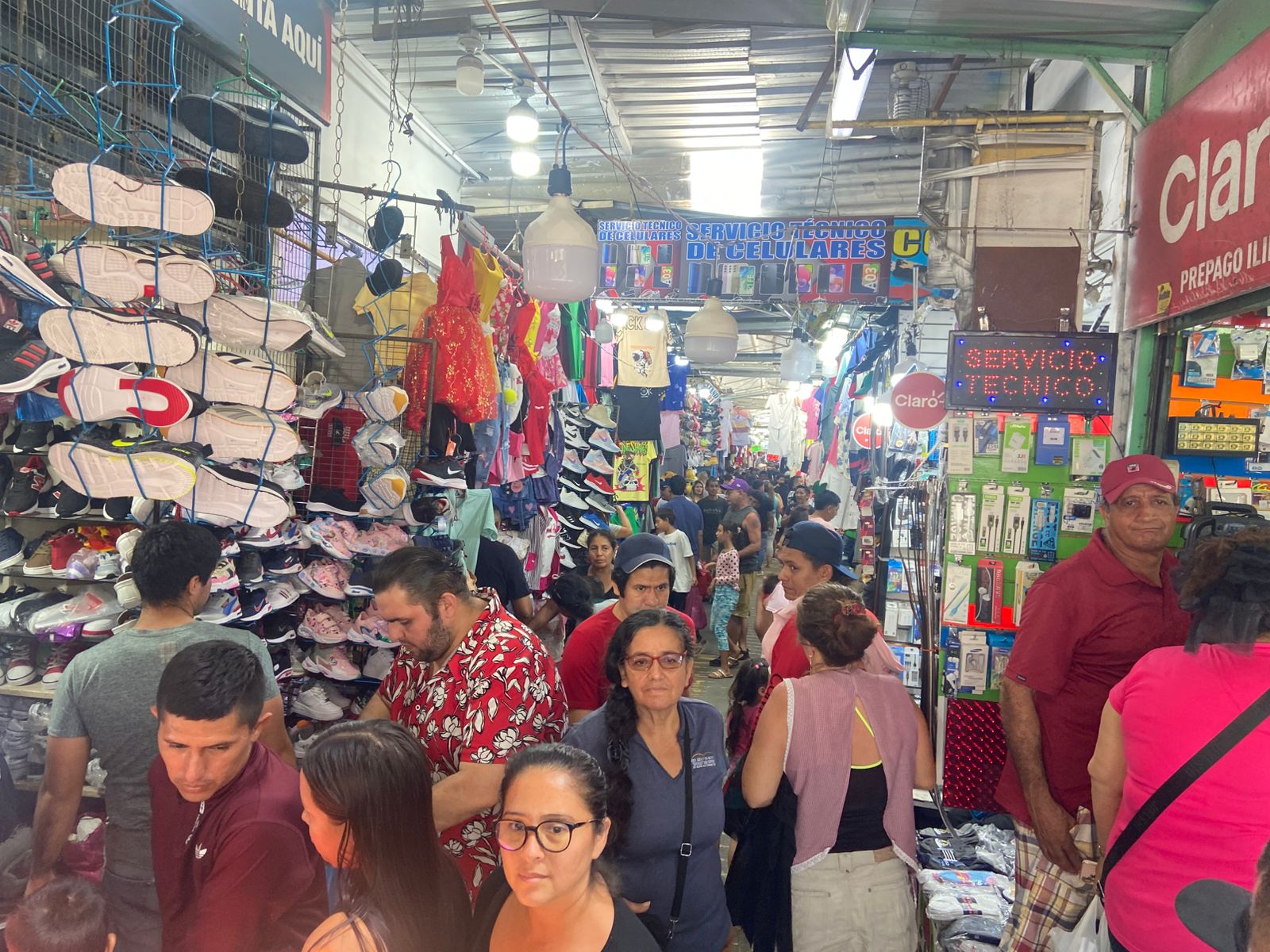 Un acelerado movimiento comercial quedó en evidencia la mañana de este domingo 15 de diciembre del 2024, en Portoviejo.