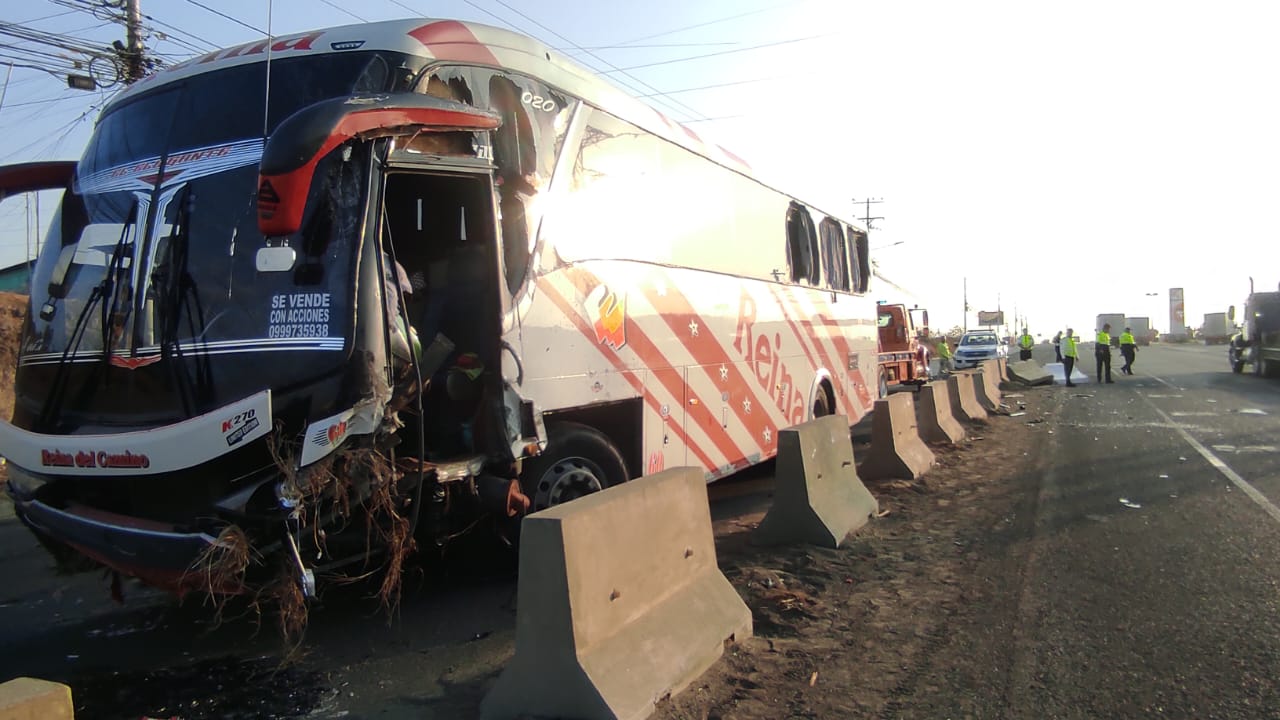 Un bus de la cooperativa Reina del Camino protagonizó un accidente de tránsito en la vía Manta-Rocafuerte.