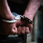 Un hombre, de 25 años de edad, es para las autoridades el presunto sospechoso del asesinato de su propia madre.