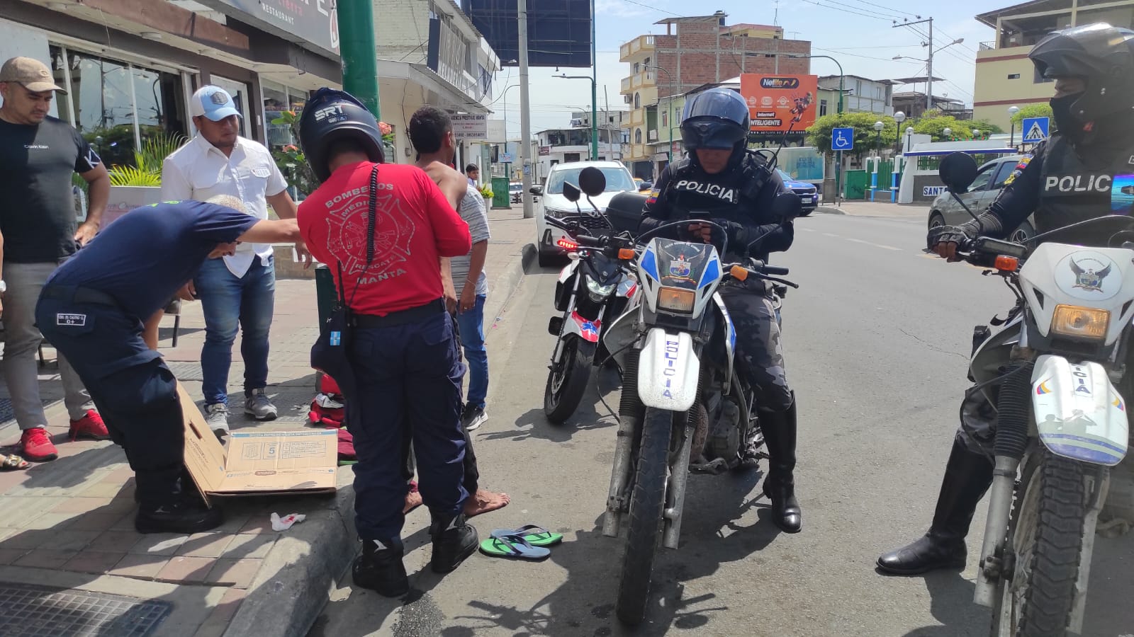 Un hombre, quien caminaba por la avenida Flavio Reyes, pleno centro de la ciudad de Manta, resultó apuñalado.