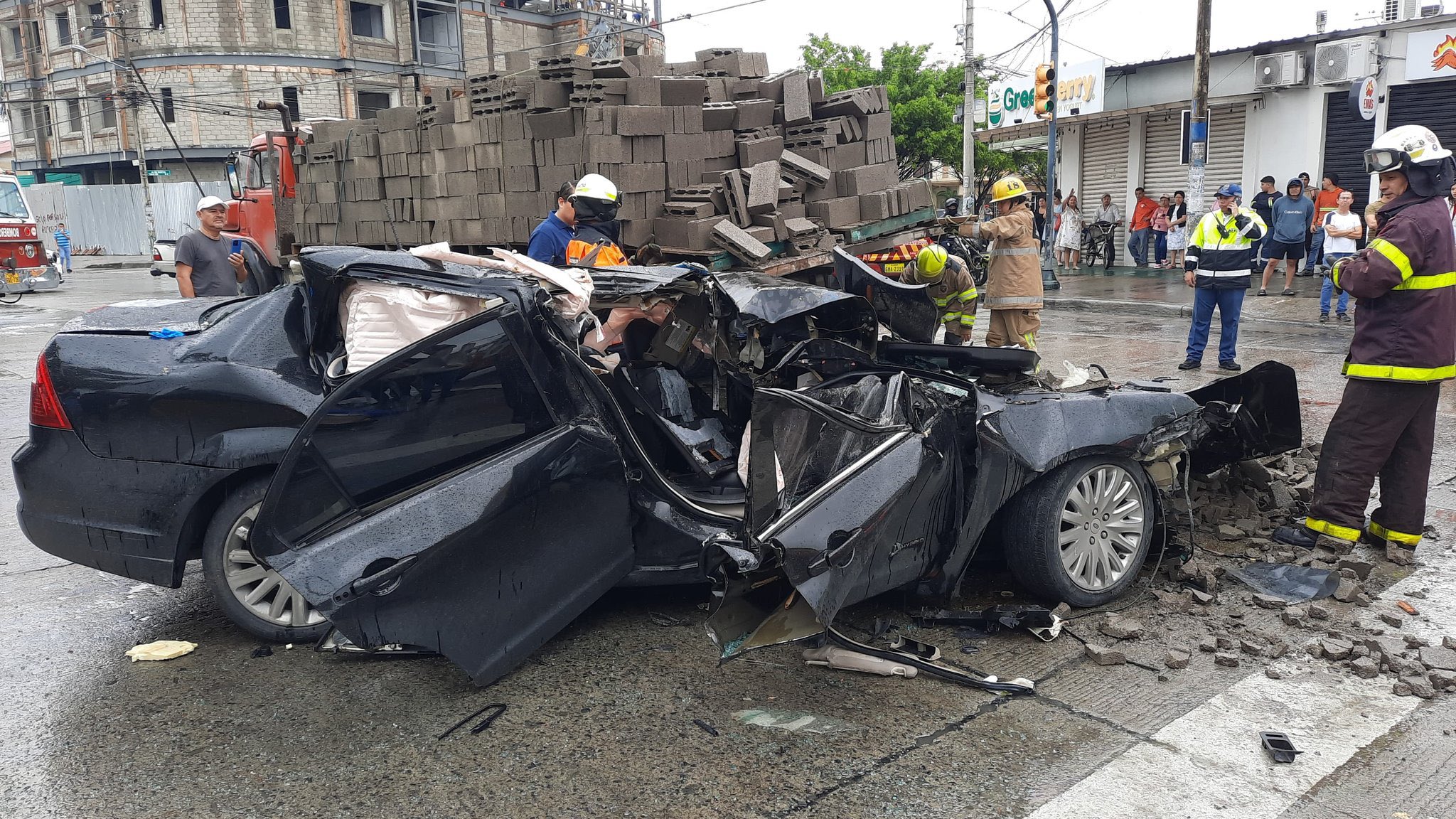Un muerto y un herido tras choque de auto contra camión cargado de bloques