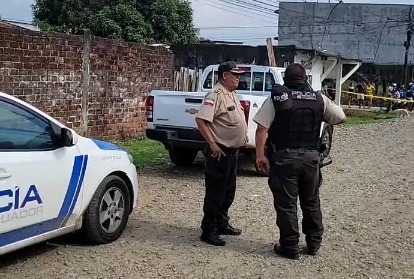Adulto mayor estaba enterrado en el patio de una casa