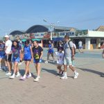 Turistas llegan a las playas de Manta, pese a fuerte oleaje