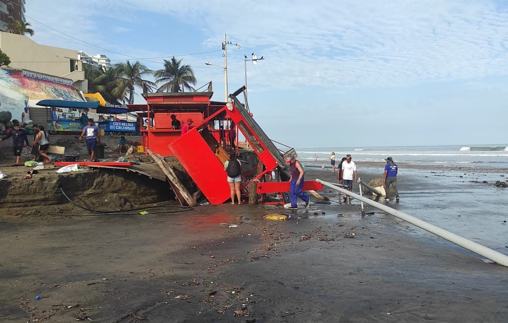 Fuerte oleaje causa graves afectaciones en Manta, Manabí