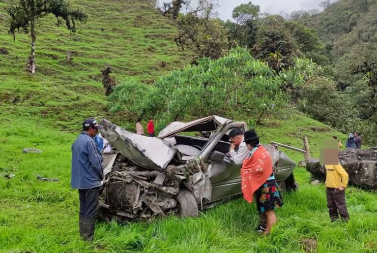 Camioneta cayó a un abismo y tres personas murieron