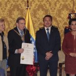 Daniel Noboa condecora a Edmundo González