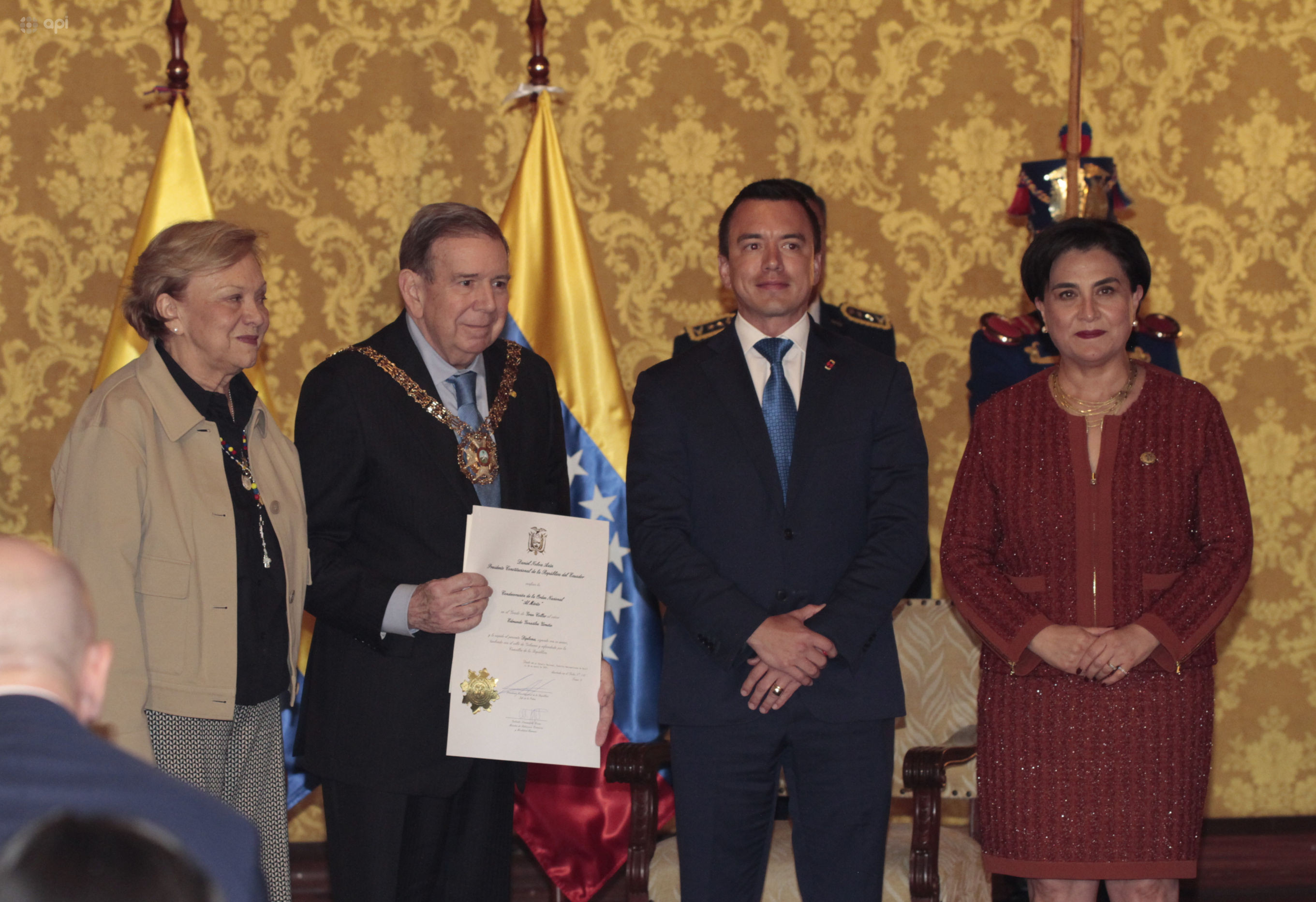 Daniel Noboa condecora a Edmundo González