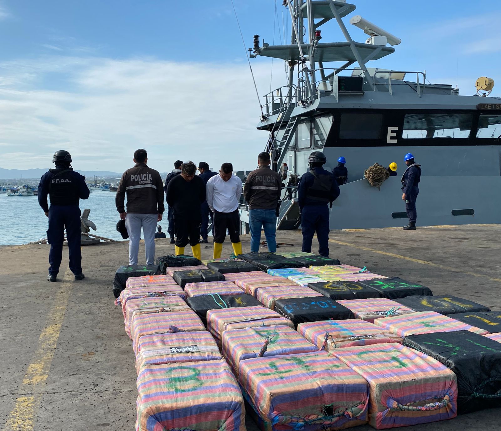 Armada incauta droga a 400 millas náuticas de Manta