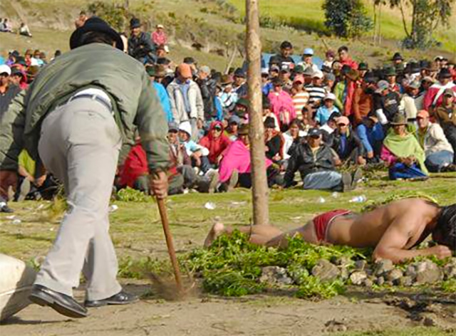 Comuneros sometieron a justicia indígena a presuntos delincuentes en Salasaca, Tungurahua