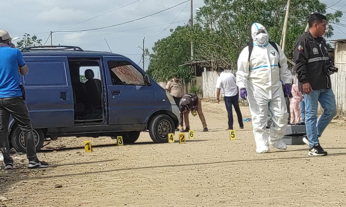Chofer de una buseta fue asesinado en Montecristi, Manabí.
