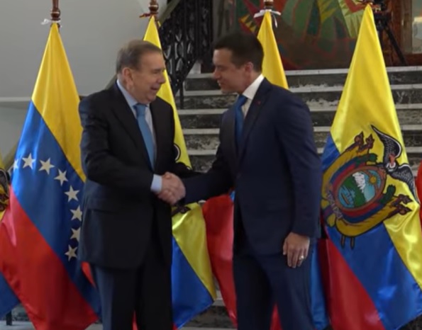 Con alfombra roja, honores militares y ante la presencia de decenas de funcionarios de Gobierno se recibió a Edmungo González.