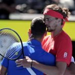 Djokovic se retira y Zverev peleará con Sinner por el título del Abierto de Australia