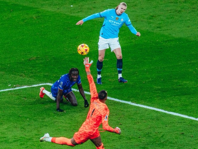 El Chelsea del ecuatoriano Moisés Caicedo empezó ganando en su visita al Manchester City, pero terminó perdiendo 3-1.