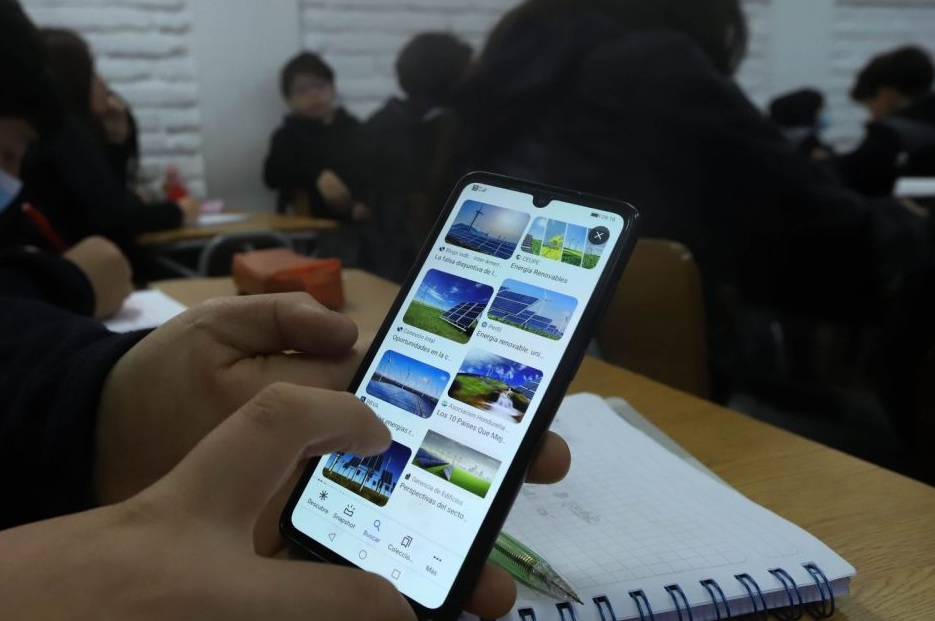 El uso de celulares en las aulas de clases es un tema que ha ido ganando espacio en varios países del mundo.