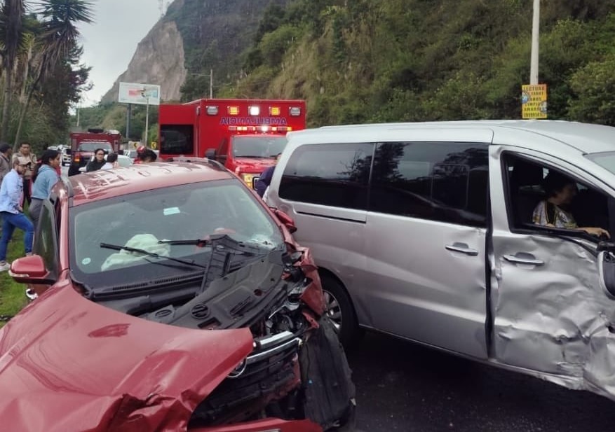 En la vía Quito-Papallacta se registró un accidente de tránsito que dejó dos personas fallecidas y ocho heridas, una de gravedad.