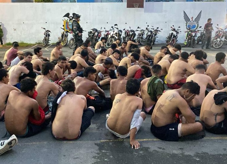 Entre la noche del domingo y madrugada de este lunes 13 de enero del 2025, se detuvo a más de 50 personas durante un operativo policial.