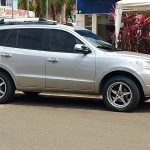 Escapó en su carro mientras era baleado y se salvó