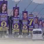 Este lunes 6 de enero del 2025 se inició el retiro de todos los afiches políticos que había en el puente de la Unidad Nacional, en Guayas.