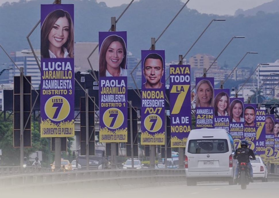 Este lunes 6 de enero del 2025 se inició el retiro de todos los afiches políticos que había en el puente de la Unidad Nacional, en Guayas.