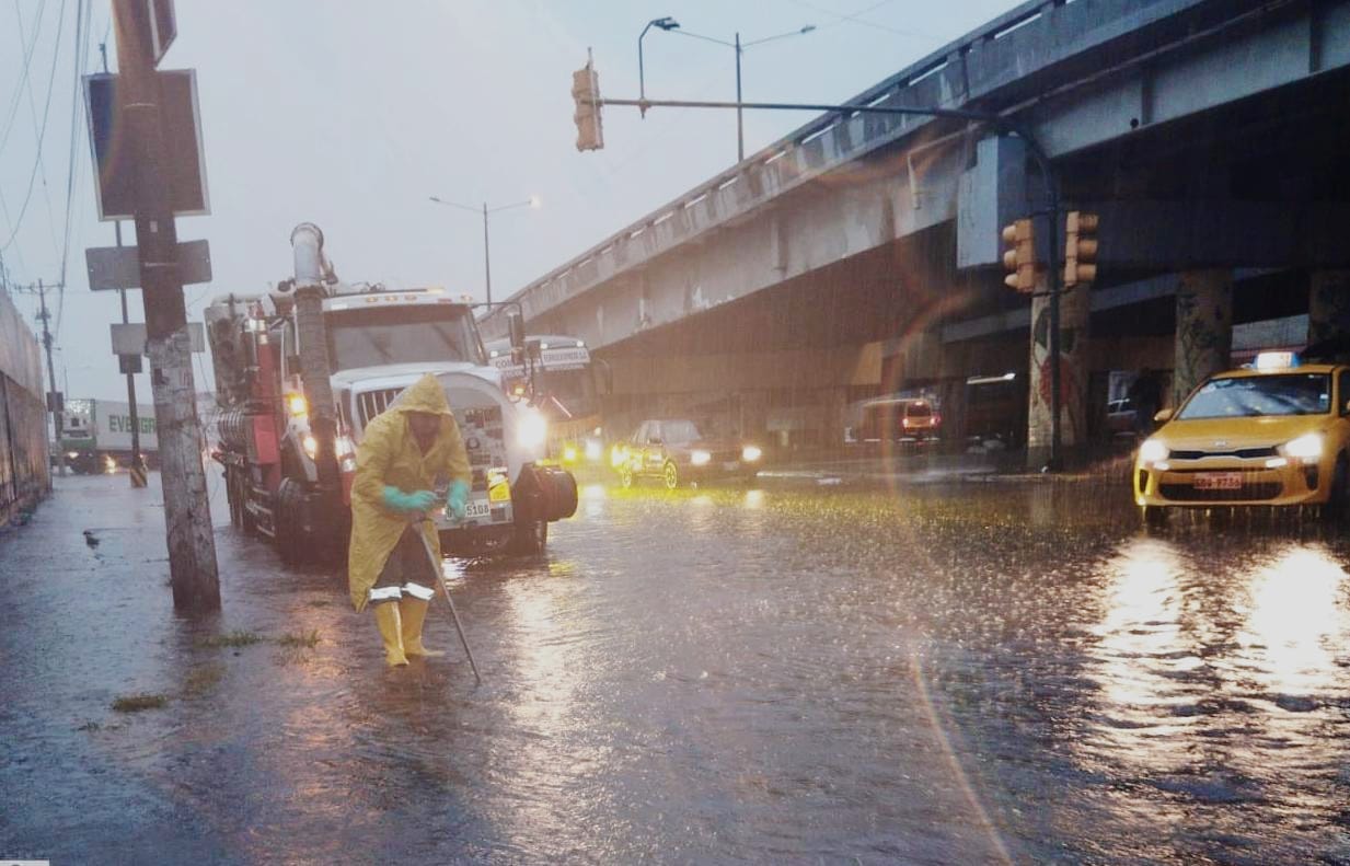 Varios sectores de Guayaquil se inundan tras intensas lluvias
