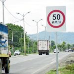 Quienes excedan, en carretera, el límite de velocidad máximo permitido (120 Km/h), en el Ecuador y no irán a prisión.