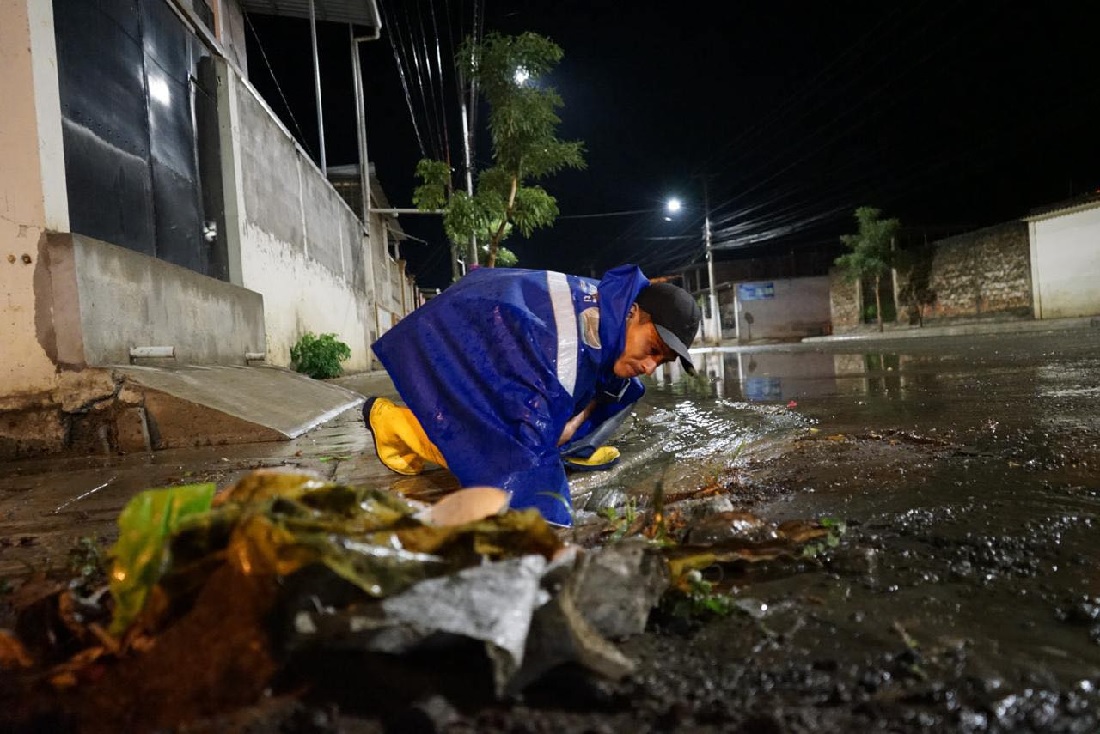 Tras una fuerte lluvia registrada en el centro y norte de la provincia de Manabí, se presentó acumulación de agua en al menos tres cantones.