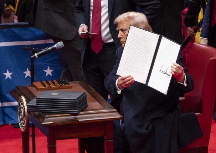 Trump autoriza a agentes a ejecutar arrestos contra inmigrantes ilegales en iglesias o colegios