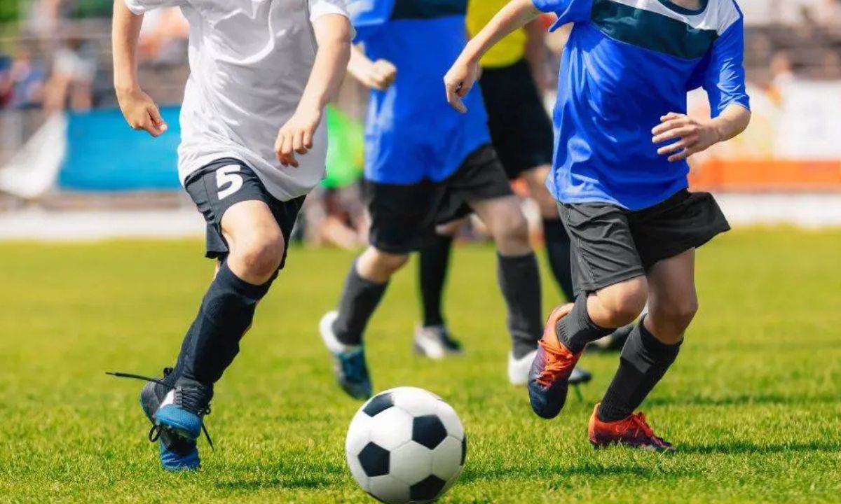 Un adolescente murió mientras jugaba pelota, sucedió en Zamora
