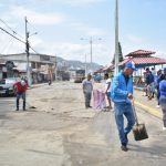 Crucita: Turistas disfrutan del feriado y personal municipal limpia las playas