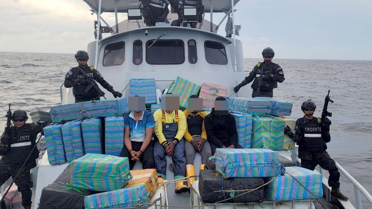 Ecuatorianos navegaban con más de 4 toneladas de droga, los detuvieron en El Salvador
