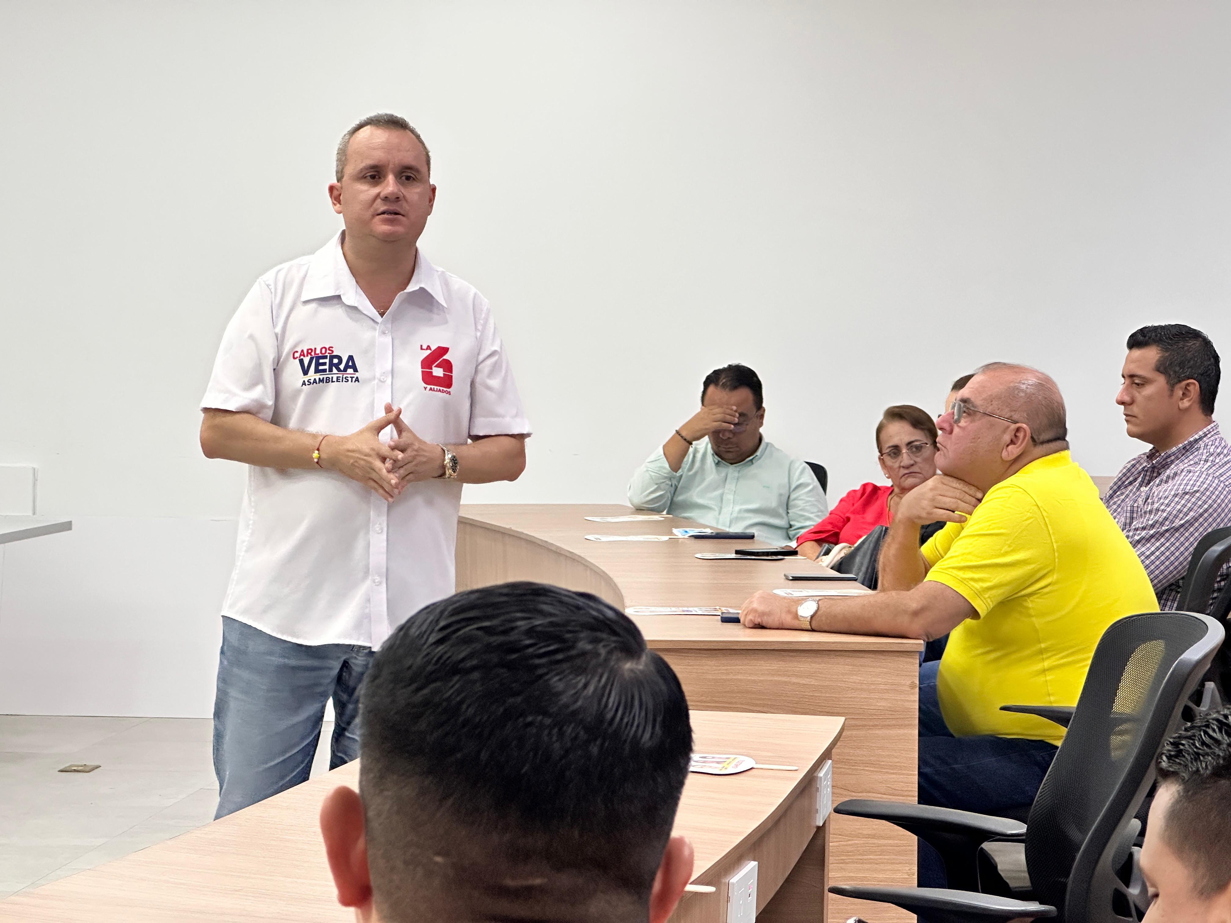 Carlos Vera Mora, asambleísta de Manabí, se reúne con dirigentes