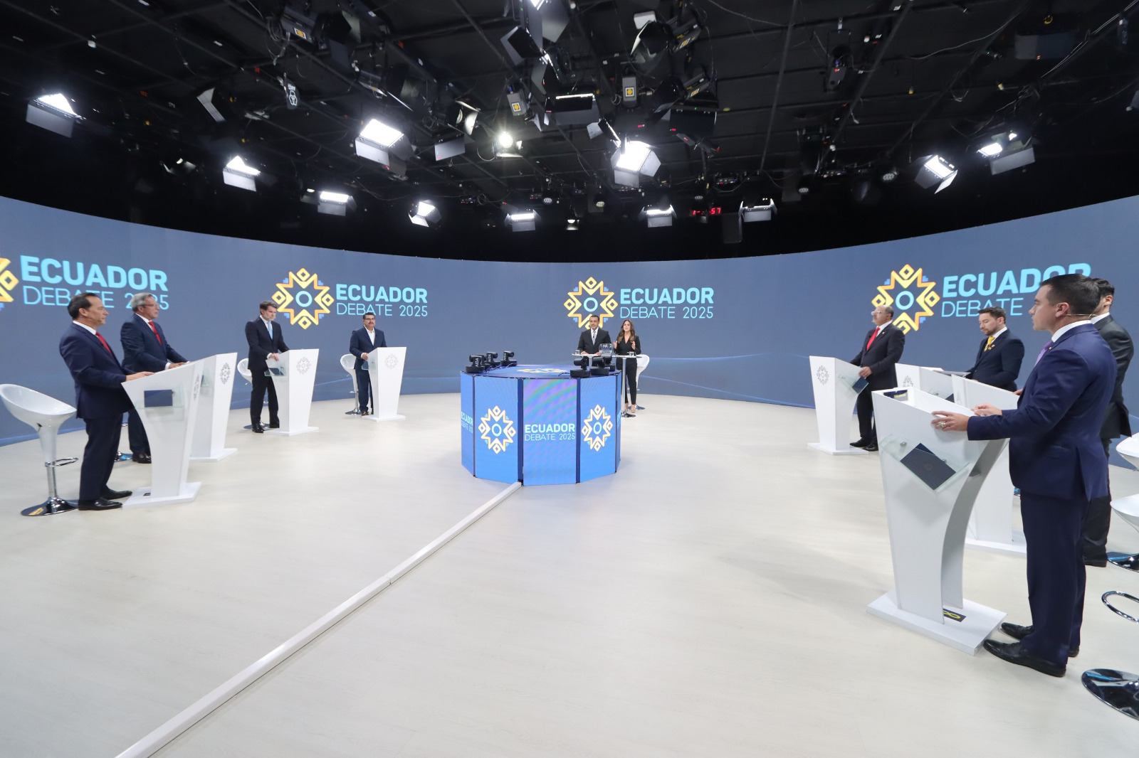 Debate Presidencial: Los 16 candidatos hablan sobre los diferentes ejes temáticos.