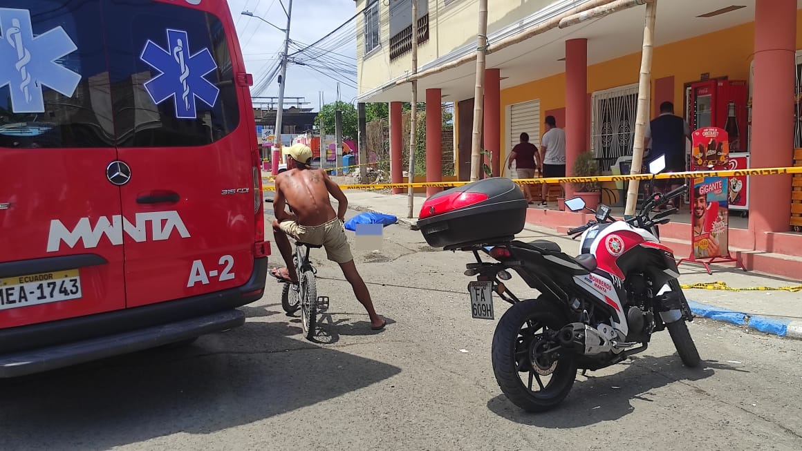 Un pintor murió tras sufrir descarga eléctrica y caer de un andamio en Manta, Manabí