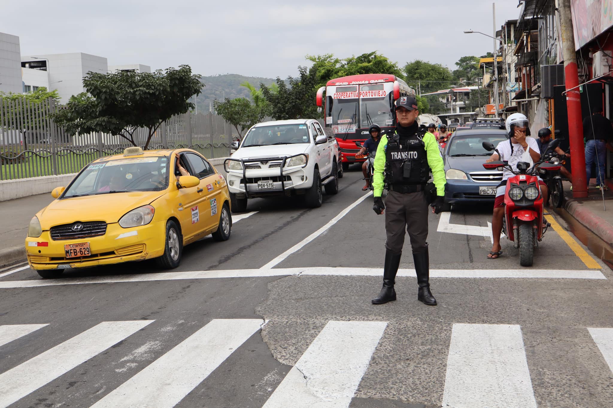 Así se encuentra el tráfico a esta en la capital de Manabí.