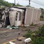 Al conductor del camión accidentado lo trasladaron hasta una casa de salud de Portoviejo ya que presentaba varias heridas.