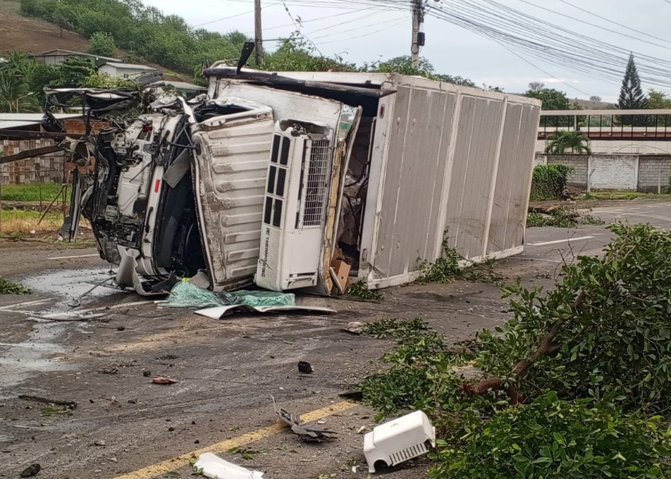 Al conductor del camión accidentado lo trasladaron hasta una casa de salud de Portoviejo ya que presentaba varias heridas.