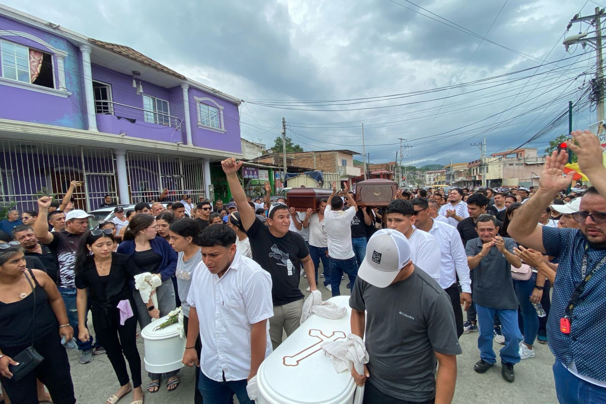 Así fue el último adiós a la familia que murió durante deslizamiento de tierra en Portoviejo, Manabí.