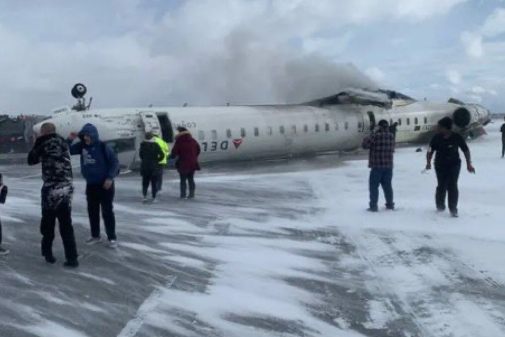 Avión de Delta Airlines se vuelca al aterrizar en aeropuerto de Toronto, Canadá