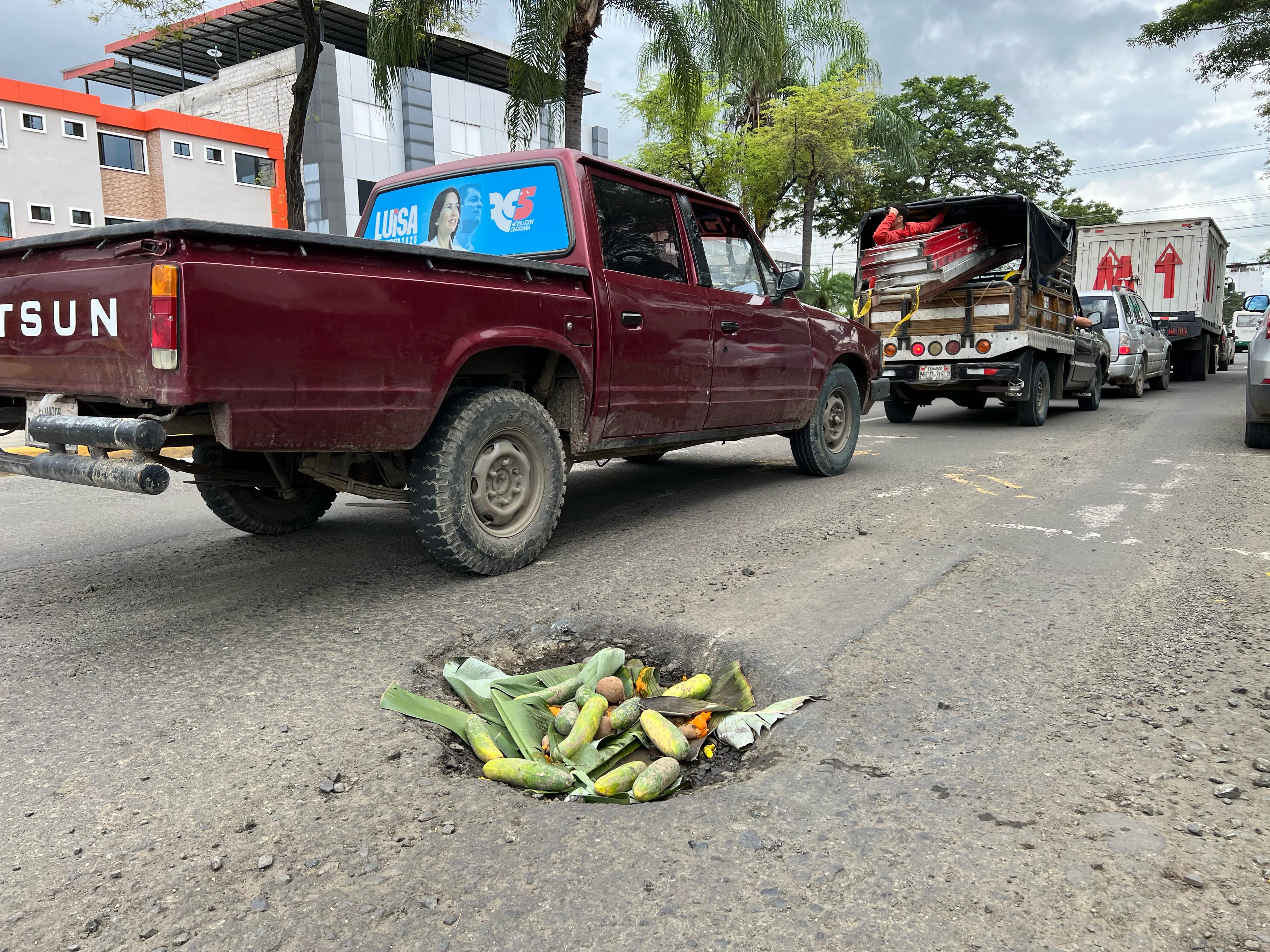 Vialidad Pepinos baches insólita solución desconocidos Portoviejo