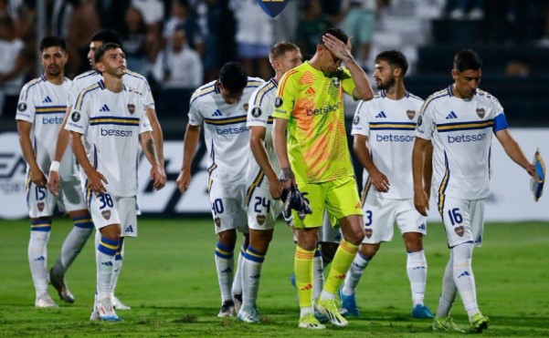 Los jugadores de Boca Juniors, tras la derrota ante Alianza Lima en Perú.