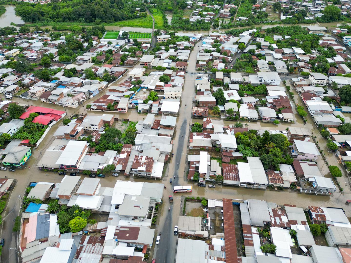 Bolívar. Varios barrios de Calceta amanecieron inundados tras el desbordamiento del río Carrizal