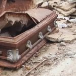 Criminales profanaron una tumba para decapitar al difunto y prenderle fuego, sucedió en Guayaquil