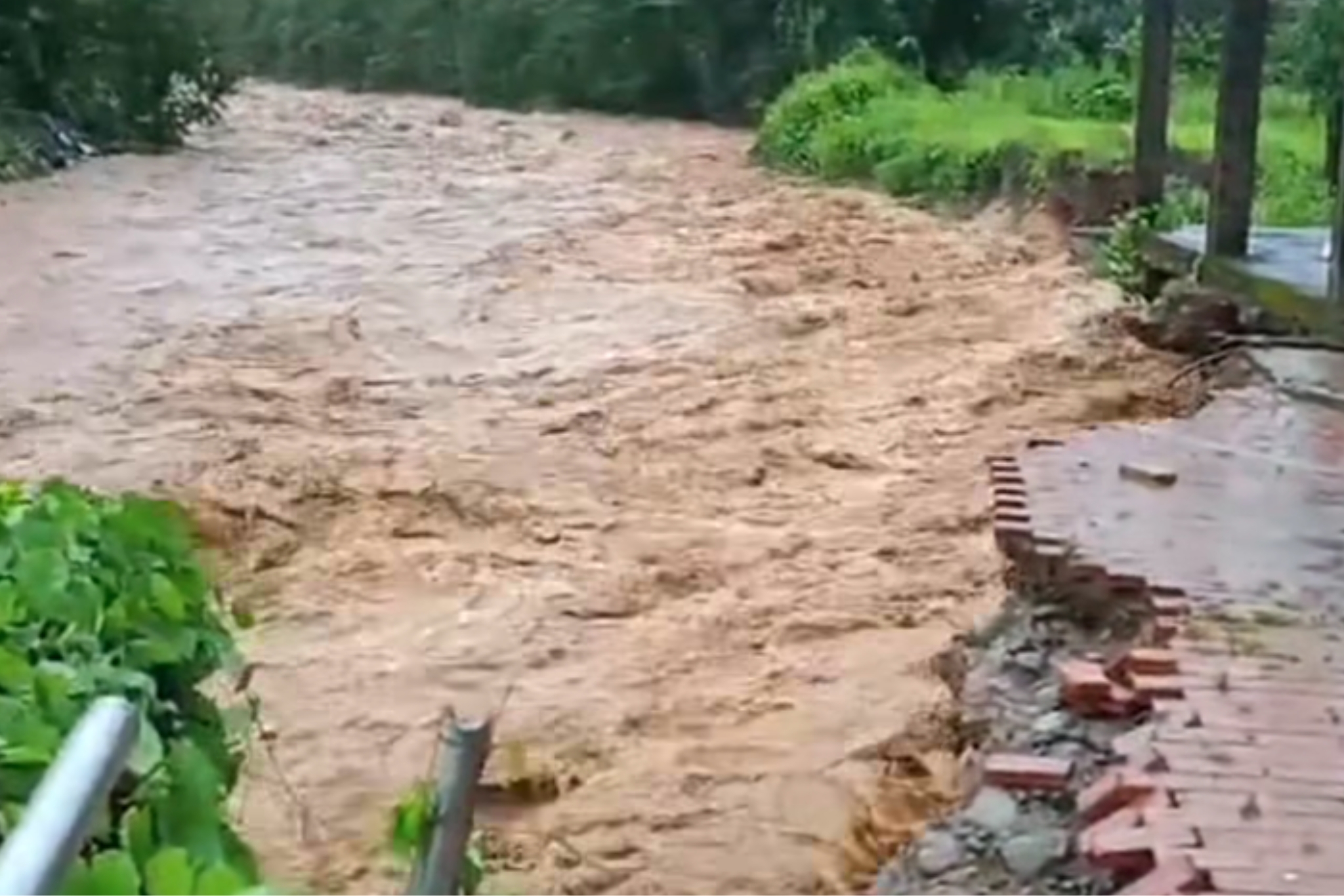 El cantón Las Naves, de Bolívar, se encuentra en emergencia por el desbordamiento de un río.
